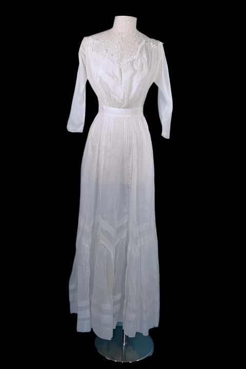 Antique 1900 s Edwardian White Cotton Lace Victorian Lawn Dress, Vintage Wedding Dress XS For Discount